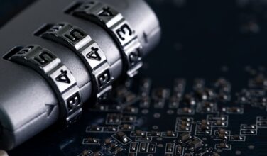 metalen cijferslot op een donkere achtergrond