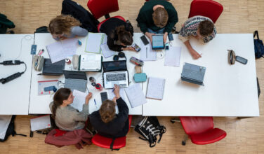 Tafel men samenwerkende mensen van bovenaf gefotografeerd