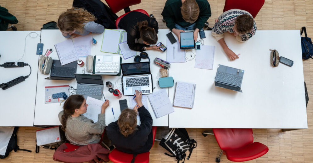 Tafel men samenwerkende mensen van bovenaf gefotografeerd