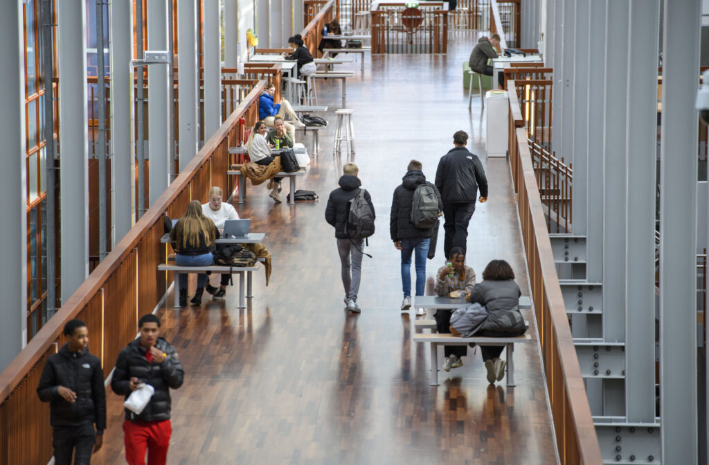 inkijkje in een onderwijsinstelling, studenten lopen over een passage